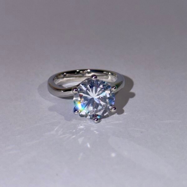 Brilliant Round Cut Ring