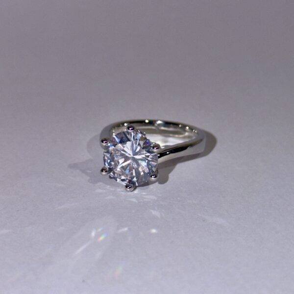 Brilliant Round Cut Ring