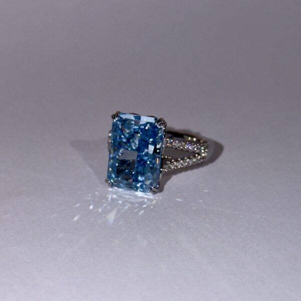 Velluria Opus Signature Ring