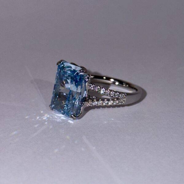 Velluria Opus Signature Ring