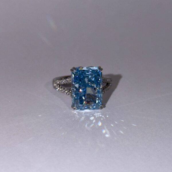 Velluria Opus Signature Ring